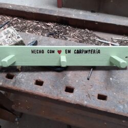 Los alumnos del Taller de Carpintería construyen soluciones para la comunidad educativa